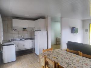 Casas boa vista的厨房或小厨房