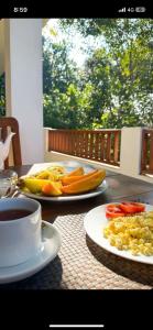 ヒッカドゥワにあるVilla Wanderlustの食べ物の皿とコーヒーカップが置かれたテーブル +69枚の写真