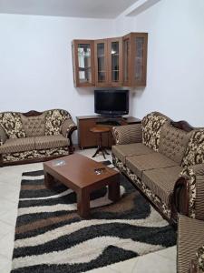 Apartments Keesi 3 Durrës في دوريس: غرفة معيشة مع أريكتين وطاولة قهوة +40 صورة