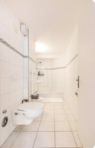 une salle de bain blanche avec une baignoire et des toilettes dans l'établissement City Center Apt With AC in Zurich Old Town, à Zurich