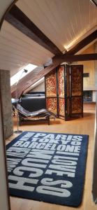 洛桑Beauregard attique的一间铺有蓝色和白色地毯的健身房