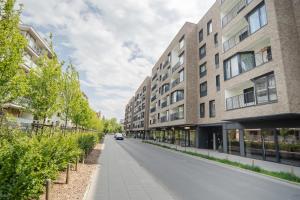 eine leere Straße in einer Stadt mit Gebäuden in der Unterkunft Poznań Jeżyk-Luxury Apartment Free Parking in Posen