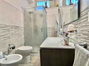 une salle de bain avec un lavabo, des toilettes et une douche dans l'établissement L'Oasi Felice, à Tropea