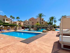 Swimmingpoolen hos eller tæt på Marina IV Relax & Unwind with Sea Views, Pools & BBQ Beachfront in Mijas Costa & Fuengirola