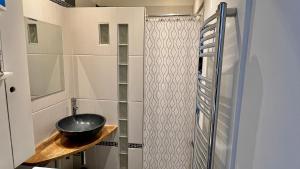 Ένα μπάνιο στο Charmant 2 pièces calme proche Paris