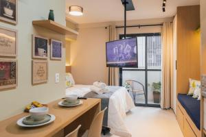 Un pat sau paturi într-o cameră la RStar Faria Lima | Loft Novo c/ Ar e ao Lado Metrô Fradique