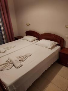 A bed or beds in a room at Canditas Studios