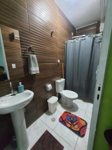 ein Badezimmer mit Waschbecken, Toilette und Dusche in der Unterkunft Pousada Maranata in Guarujá + 52 Fotos