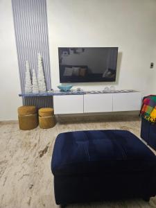 TV a/nebo společenská místnost v ubytování Luxury apto 3 rooms+pool+ campo de golf. Cocotal