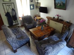 a living room with two chairs and a coffee table at Gîte au coeur de la Bretagne in Roudouallec