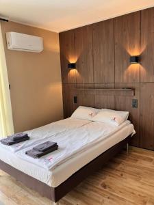 łóżko z dwoma walizkami w pokoju w obiekcie VILLA LIGHTHOUSE - Adults Only - 12plus w mieście Krynica Morska