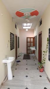 baño con lavabo y techo en Dream palace home stay, en Khajurāho