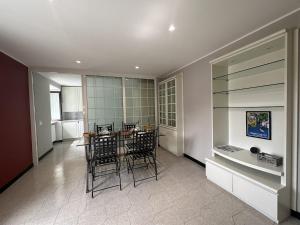 a kitchen with a table and chairs in a room at Bellavita,Como in Como