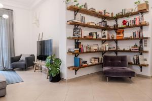 a living room with shelves of books at Culturalles 2Bd APT in Thessaloniki