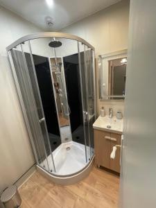 a bathroom with a shower and a toilet and a sink at Marine 1 in Cherbourg en Cotentin