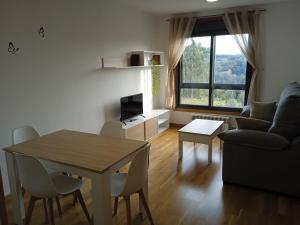 een woonkamer met een tafel en een bank bij Apartamento Rimiño in Salvatierra de Miño +22 foto's