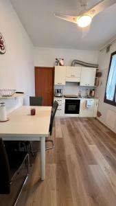 Kuchyň nebo kuchyňský kout v ubytování Casa da Taty