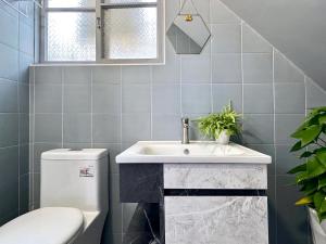 a bathroom with a sink and a toilet at 朗香洋房 台南安平民宿2-12人包棟 in Tainan