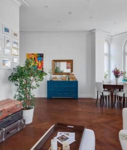sala de estar con cómoda azul y mesa en Luxury apartment in center town!, en Poznan