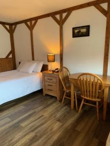 a bedroom with a bed and a table and chairs at Beverly Hills Inn in Aberdeen +36 photos