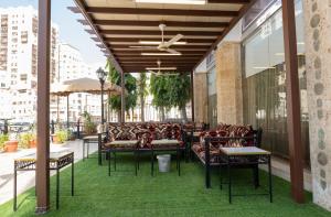 Restaurace v ubytování فندق المروج كريم AlMorooj Kareem Hotel