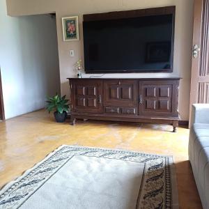 Televisyen dan/atau pusat hiburan di Casa do alecrim