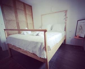 En eller flere senge i et værelse på ARIA Kea Sunset Homes