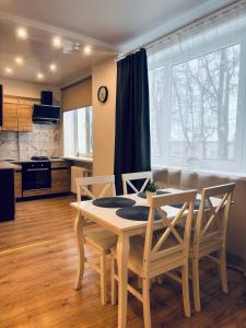 Una cocina y un comedor con mesa y sillas. en Old Town Apartment, en Narva