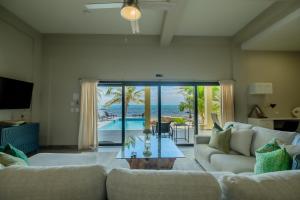 a living room with a couch and a table at Casa Paloma in San Pedro