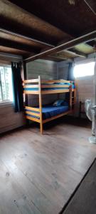 une chambre avec deux lits superposés dans une pièce dans l'établissement Casa La Paloma, à La Aguada