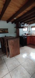 - une cuisine avec une table et un comptoir dans une pièce dans l'établissement Casa La Paloma, à La Aguada 12 autres photos