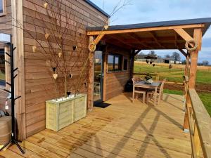 Ein Patio oder anderer Außenbereich in der Unterkunft Tiny housse serenity avec jacuzzi