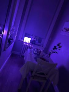 TV a/nebo společenská místnost v ubytování La Pause Roséeenne