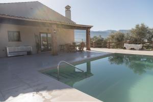 Bazén v ubytování Cortijo el viejo nebo v jeho okolí