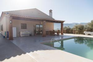 Nespecifikovaný výhled na hory nebo výhled na hory při pohledu z prázdninového domu