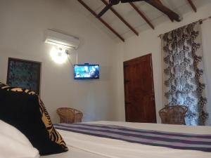 哈伯勒内Ship Villa的一间卧室，有一张床，墙上有一台电视 更多31张照片