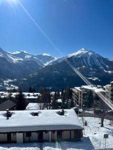 un bâtiment recouvert de neige avec des montagnes en arrière-plan dans l'établissement Orcières Merlette, à Orcières 3 autres photos