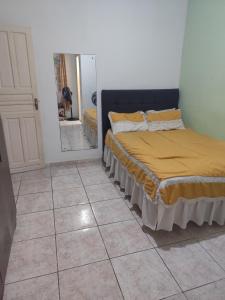 ein Schlafzimmer mit einem Bett und einem großen Spiegel in der Unterkunft Lar da prainha in Arraial do Cabo