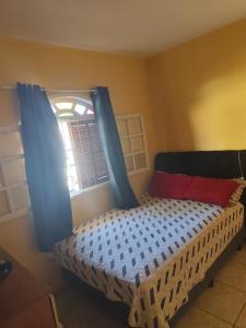 ein Bett in einem Zimmer mit Fenster in der Unterkunft Lar da prainha in Arraial do Cabo