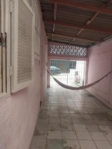 an empty hallway with a hammock in a building at Aluga se quarto para o Carnaval in Caraguatatuba