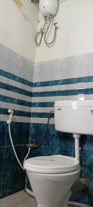 ein Bad mit einem weißen WC in einem Zimmer in der Unterkunft Kanchenjunga View Homestay in Pedong