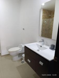 Ένα μπάνιο στο MODERNO Y ACOGEDOR Apartamento A UNOS PASOS DEL CENTRO COMERCIAL BUENAVISTA