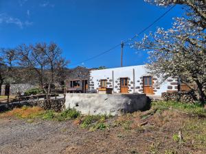 a house in the middle of a dirt road at Casa Rural Lomo Lugo in Isora