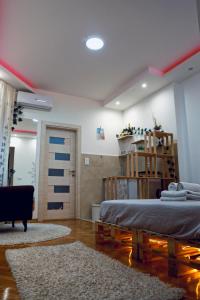 Un dormitorio con una cama y una habitación con una puerta. en Boho-Style Apartment in the city center, en Belgrado