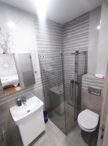 Un baño con ducha, inodoro y lavabo. en Boho-Style Apartment in the city center, en Belgrado 4 fotos más