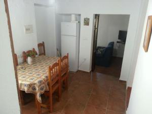 コニル・デ・ラ・フロンテーラにあるApartamento Fatimaのダイニングルーム(テーブル、白い冷蔵庫付)