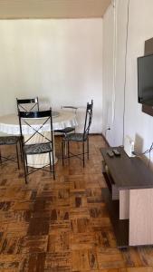 Μια τηλεόραση ή/και κέντρο ψυχαγωγίας στο Apartamento Condominio Vila Suiça +8 φωτογραφίες