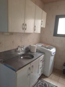 Η κουζίνα ή μικρή κουζίνα στο Apartamento Condominio Vila Suiça