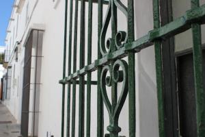 コニル・デ・ラ・フロンテーラにあるApartamento Fatimaの建物側の緑の金属門