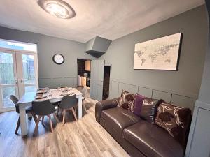 Χώρος καθιστικού στο Beautiful 4 bedroom property with 5G WI-FI and smart tv +5 φωτογραφίες